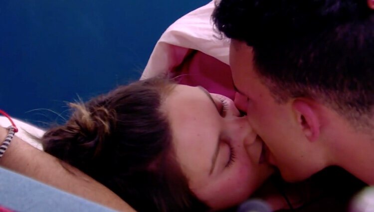 Adrián y Marta se besan apasionadamente | Foto: telecinco.es