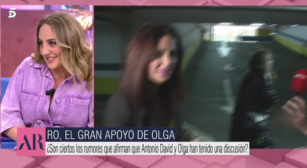 Rocío Flores, sonriente, niega que haya alguna crisis familiar | Foto: Telecinco.es