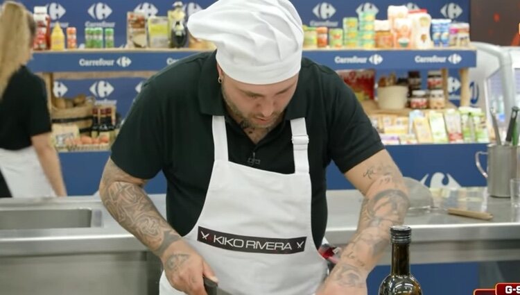 Kiko Rivera cocinando en 'Disaster Chefs' / Foto: YouTube