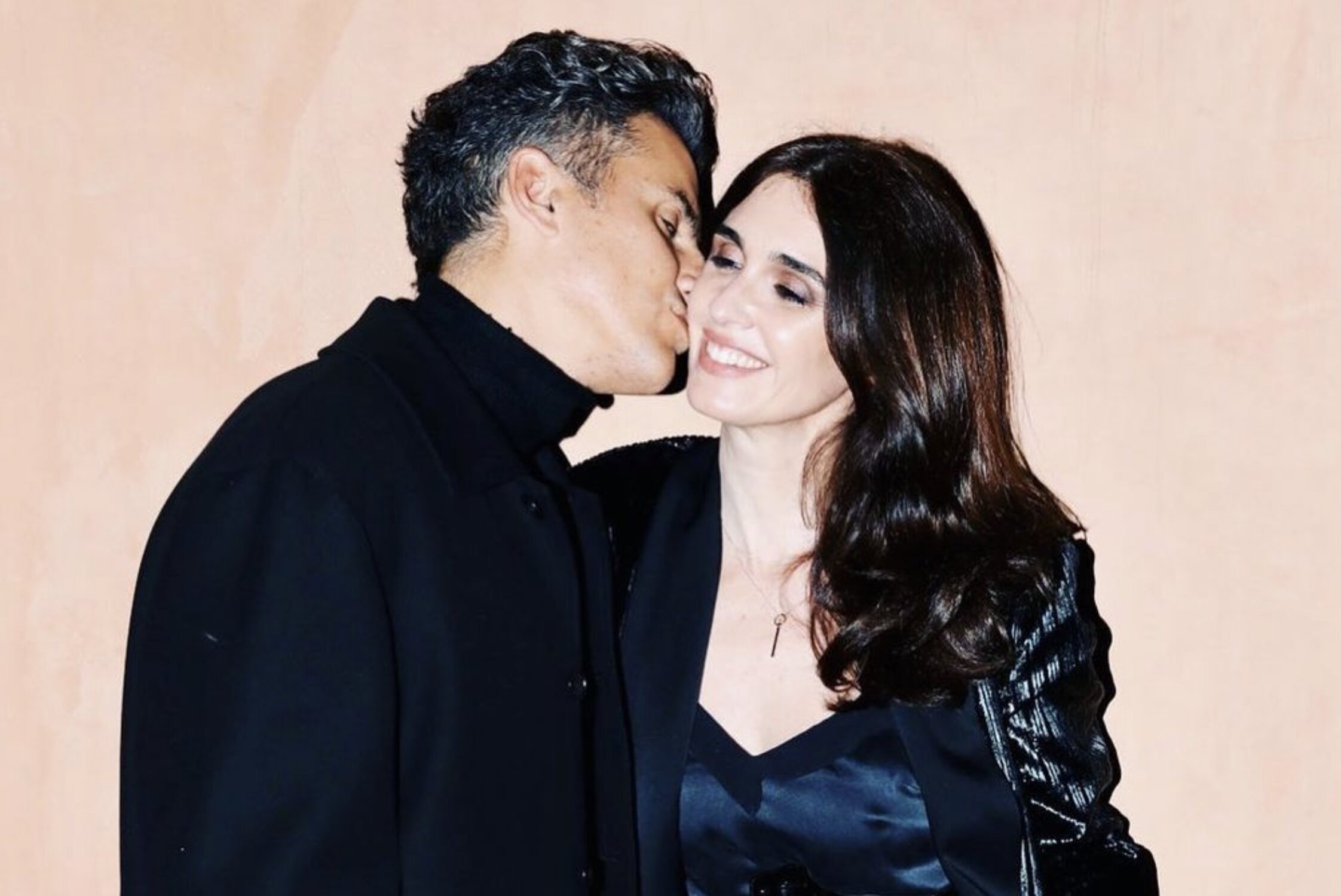 Orson Salazar dando un beso a Paz Vega/ Foto: Instagram