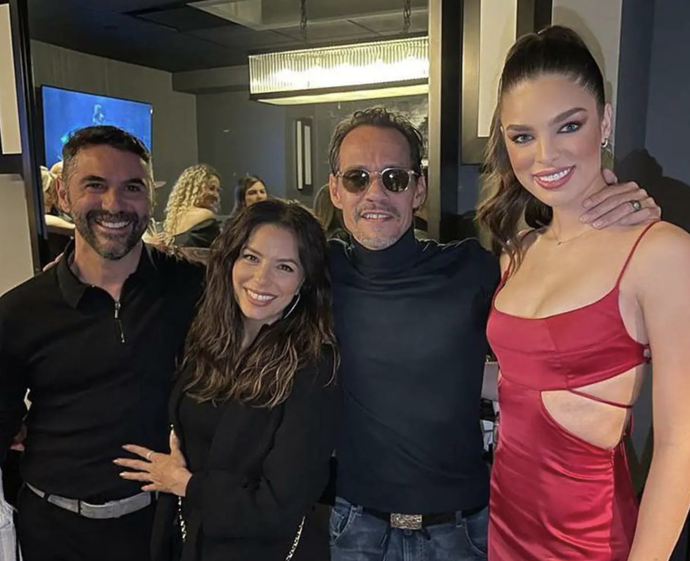 Marc Anthony con Nadia Ferreira con algunos amigos/ Foto: Instagram