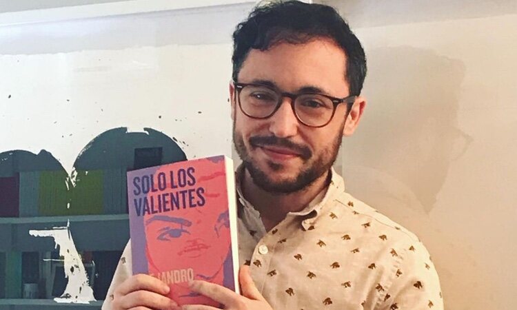Alejandro Albán con su libro 'Solo los valientes'