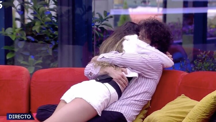 Carmen y Rafa abrazados en el sofá | Foto: telecinco.es
