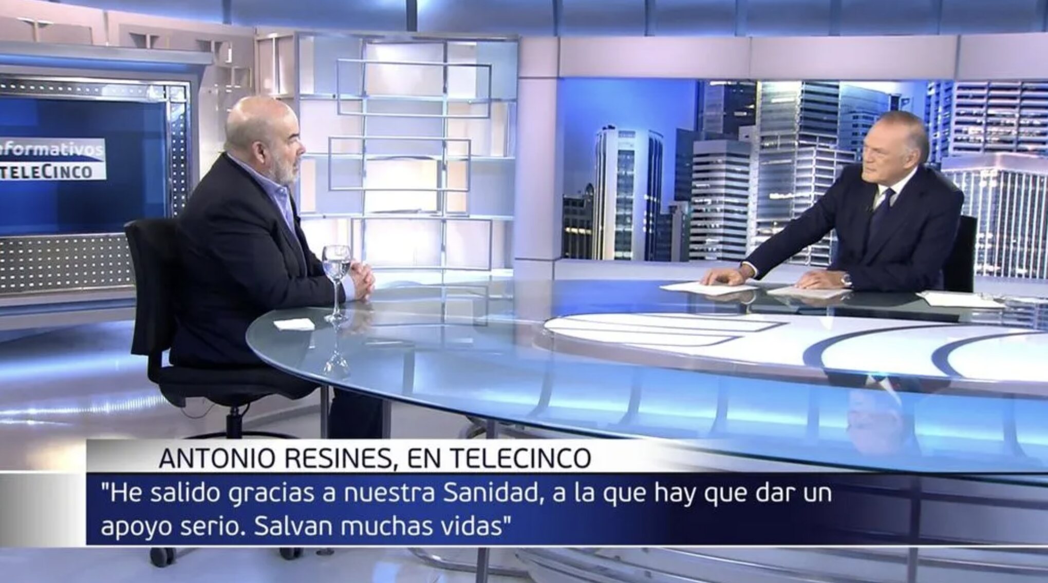Antonio Resines hablando con Pedro Piqueras/ Foto: telecinco.es