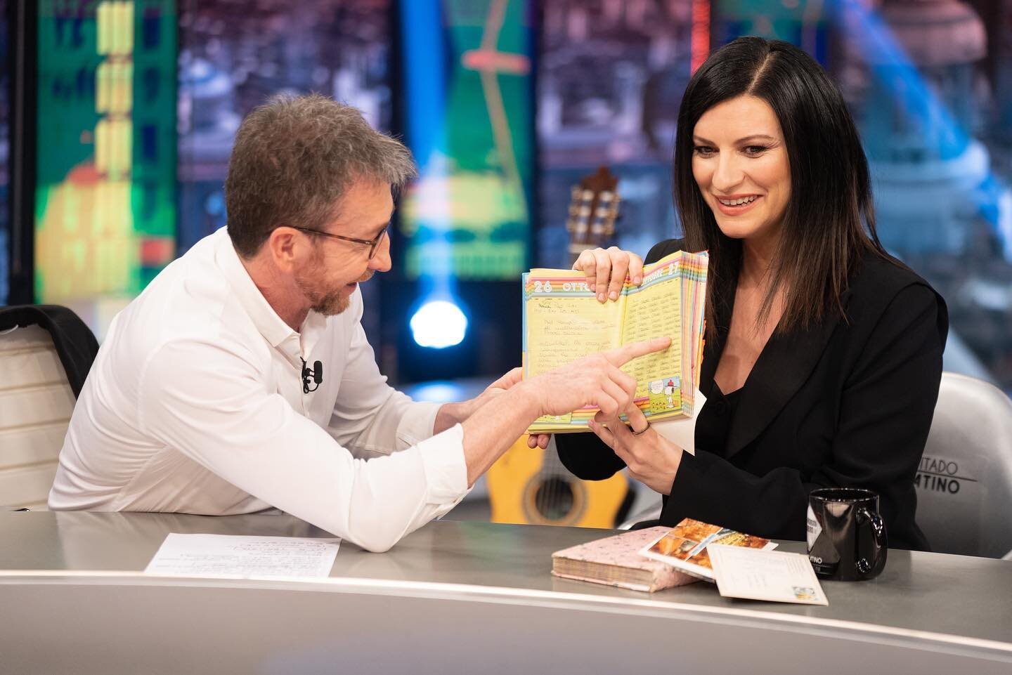 Laura Pausini enseñando su diario en 'El Hormiguero'/ Foto: Antena 3