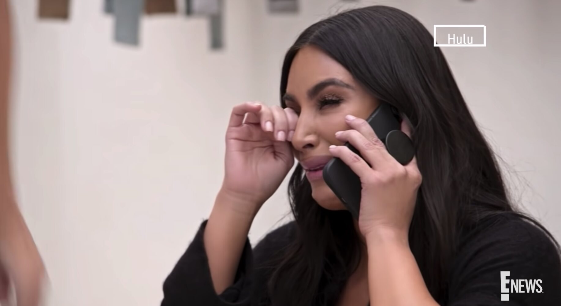 Kim Kardashian llorando por verse de nuevo envuelta en este escándalo  | Foto: Youtube E! News