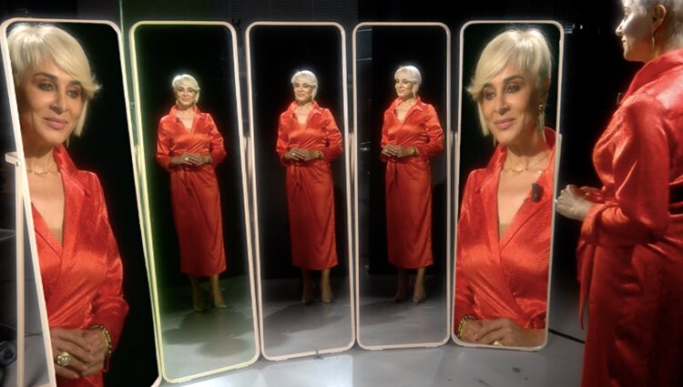 Ana María en la sala de los espejos