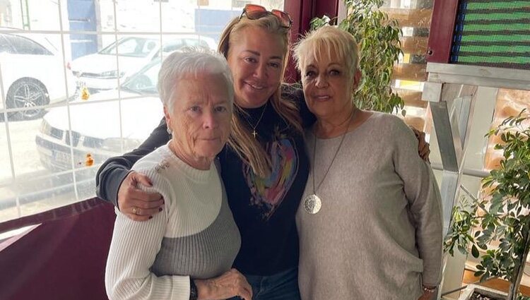 Belén Esteban con su madre y otra mujer | Instagram