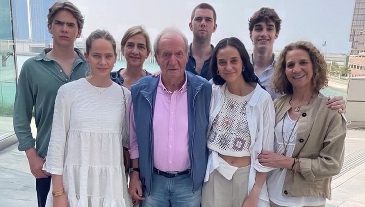 El Rey Juan Carlos con sus hijas y cinco de sus nietos en Abu Dabi