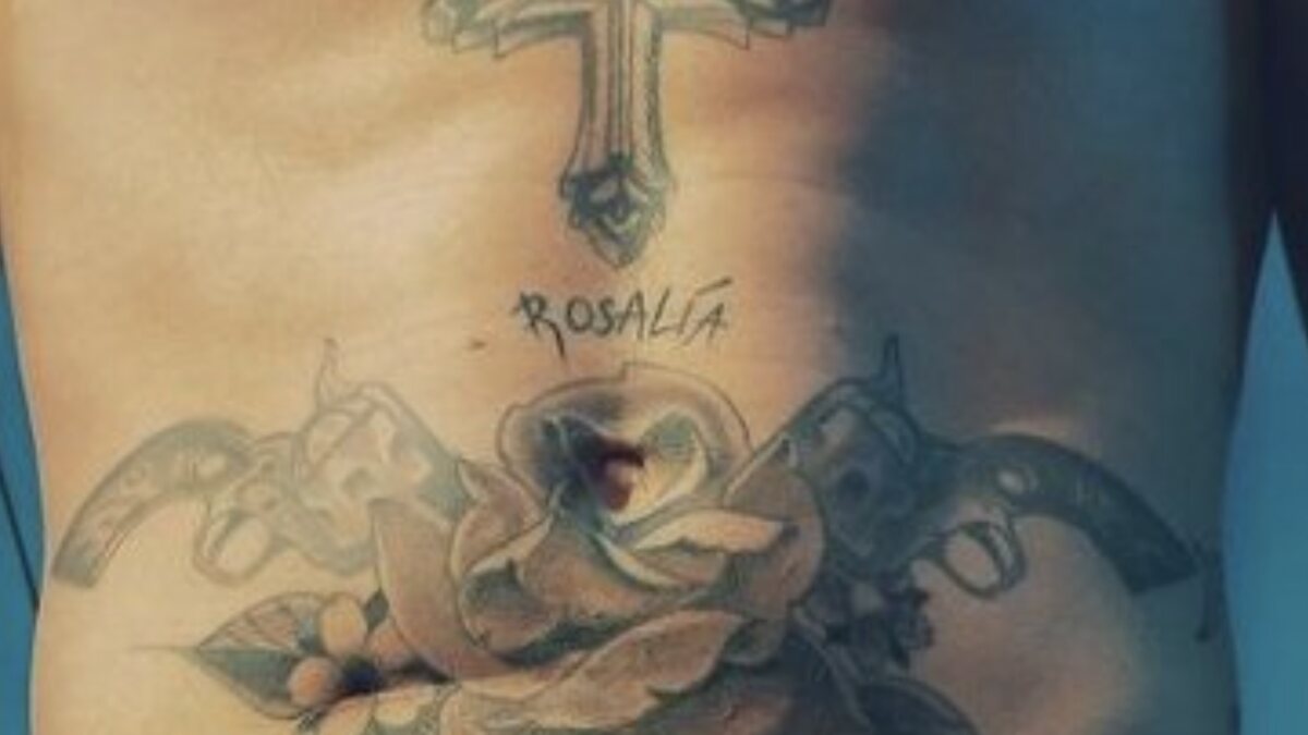 El tatuaje de Rauw Alejandro en el abdomen/ Foto: Instagram