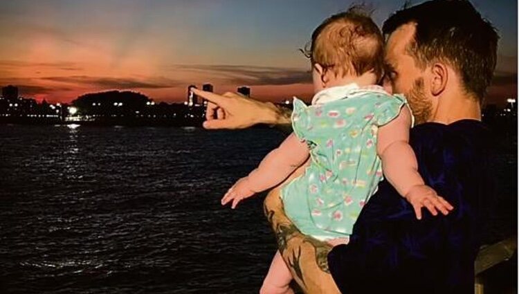 Daniel Auster con su hija / Foto: Instagram