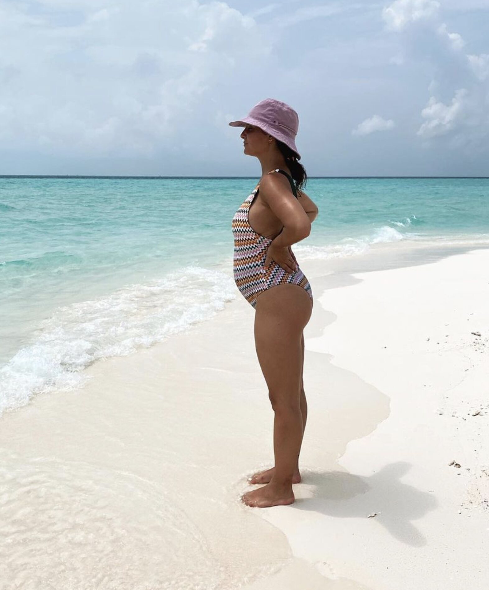 Marta Pombo presumiendo de su embarazo en la playa/ Foto: Instagram