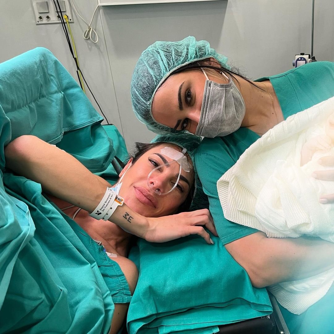 Carla Barber con su hermana Claudia tras dar a luz/ Foto: Instagram