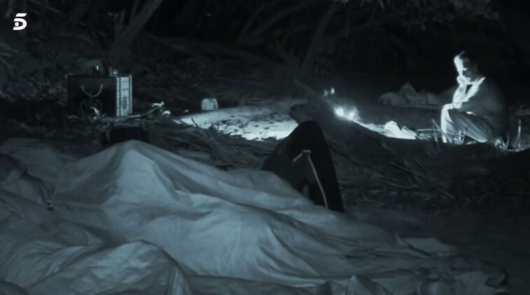 Yulen y Anabel Pantoja debajo de la manta en 'Supervivientes 2022'/ Foto: telecinco.es
