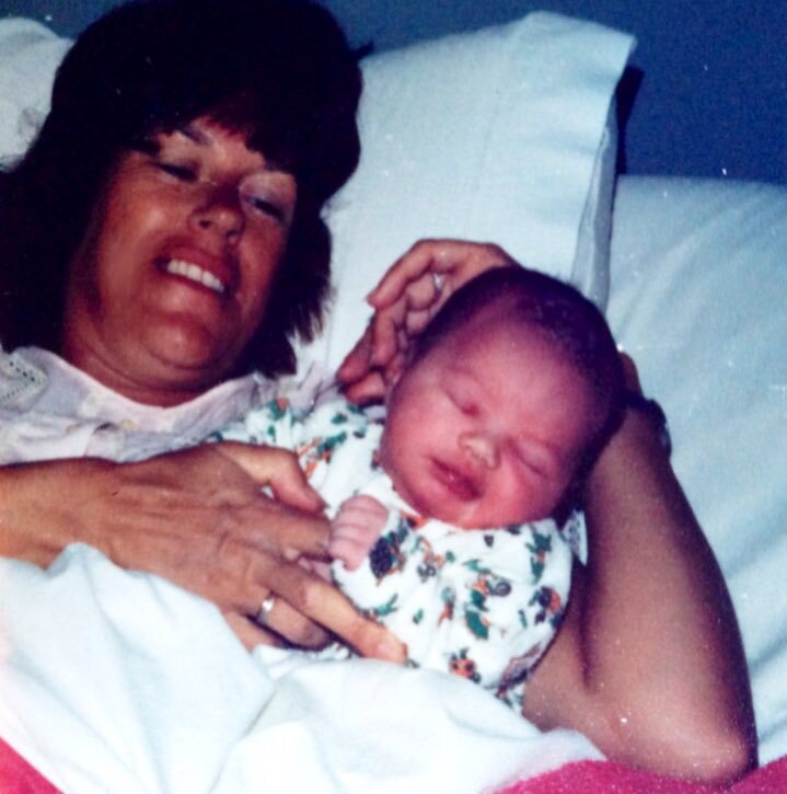 Helen Lindes con su madre nada más nacer/ Foto: Instagram