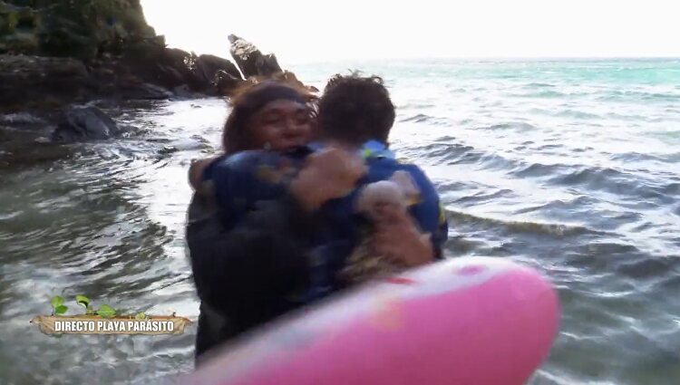 Desi y Luciano caen al agua mientras se abrazan | Fuente: telecinco.es