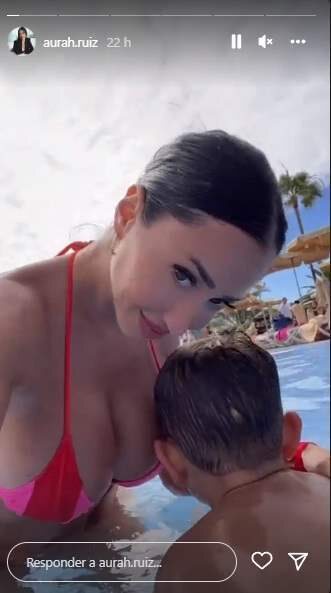 Aurah Ruiz con su hijo en la piscina/ Foto: Instagram