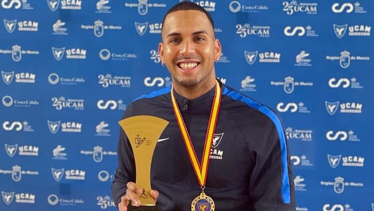 Yulen Pereira posando con un trofeo de esgrima / Foto: Instagram