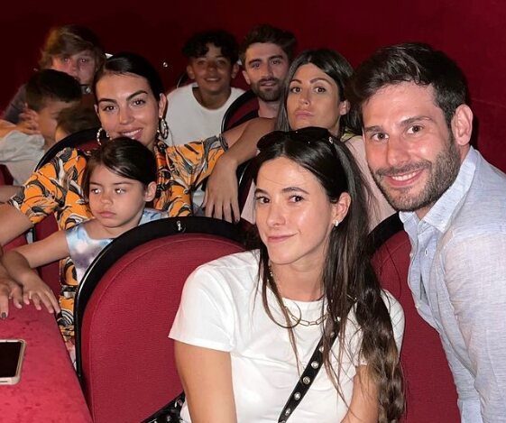 Georgina, con sus amigos y sus hijos en el teatro/ Foto: Instagram