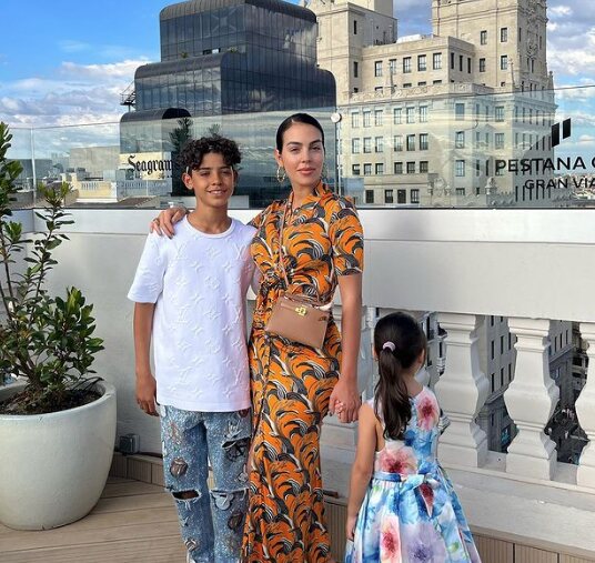 Georgina Rodríguez, con dos de sus hijos en Madrid/ Foto: Instagram