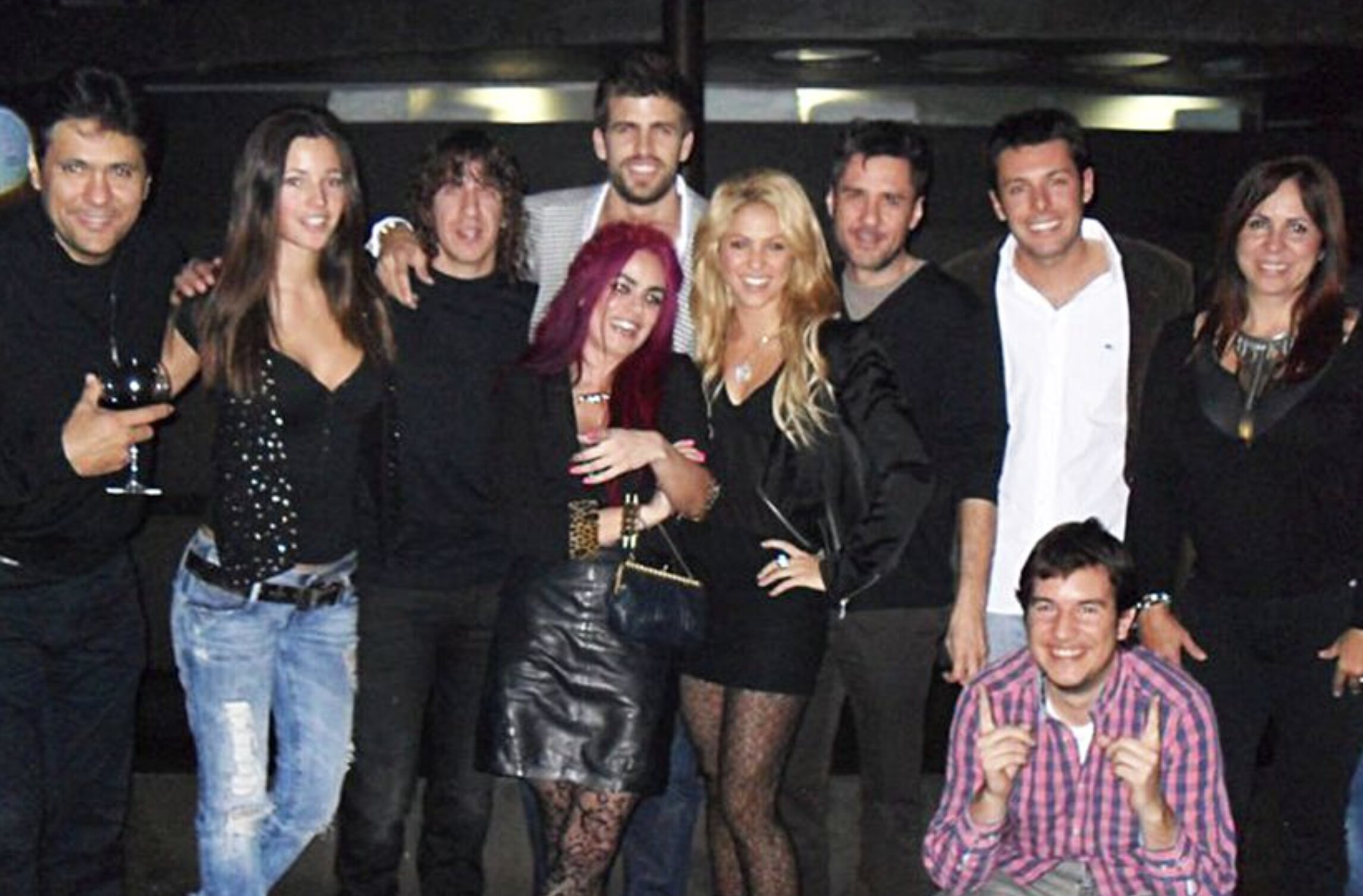 La primera foto de Piqué y Shakira con algunos amigos/ Foto: redes sociales