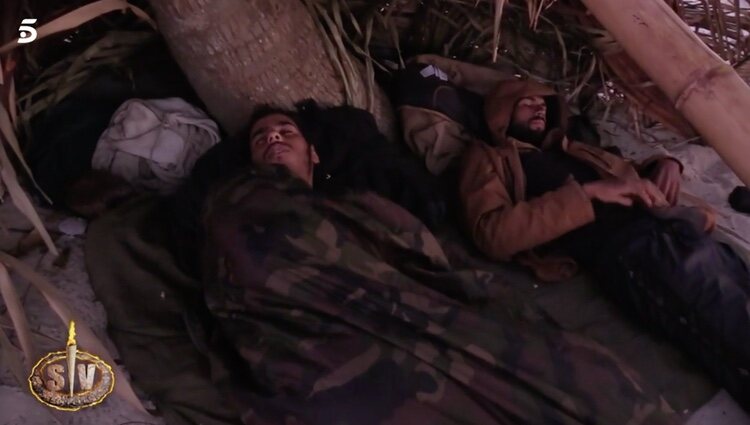 Yulen Pereira y Anuar Beno durmiendo en 'Supervivientes 2022' / Foto: Telecinco.es
