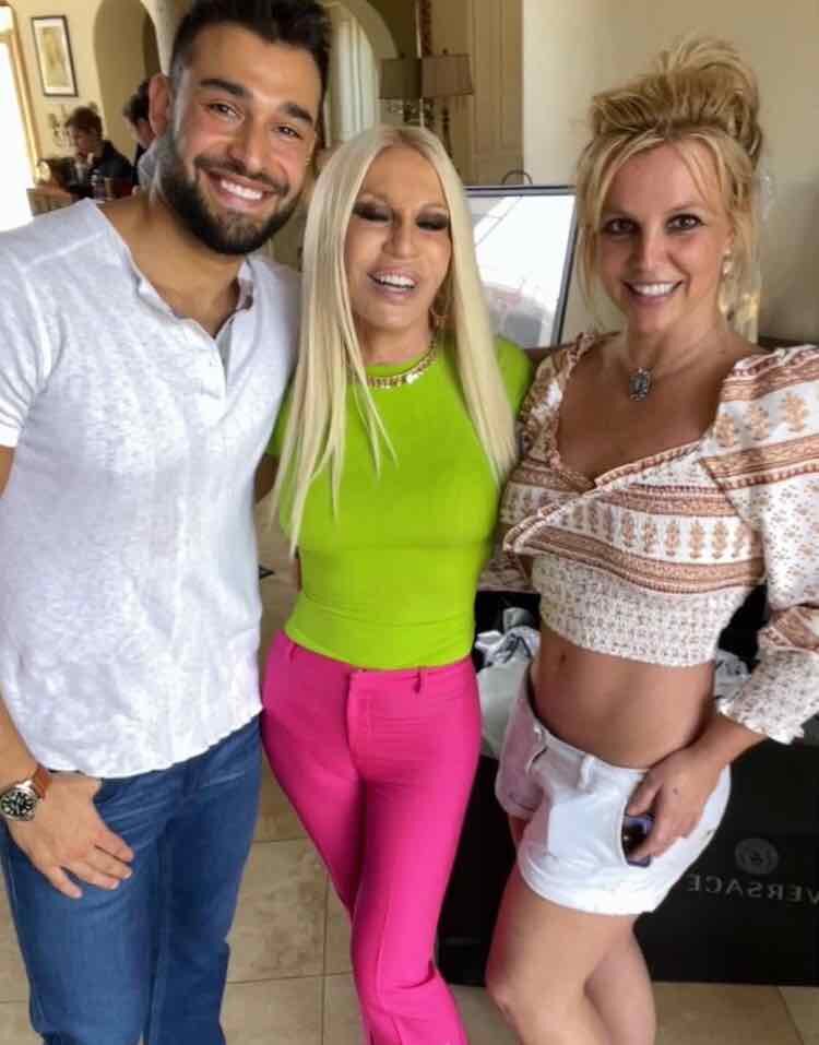 Britney Spears y Sam Asghari con Donatella Versace | Foto: Instagram
