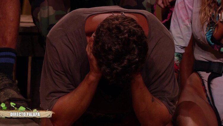 Alejandro llora desconsolado tras la salida de su novia Tania | Fuente: telecinco.es