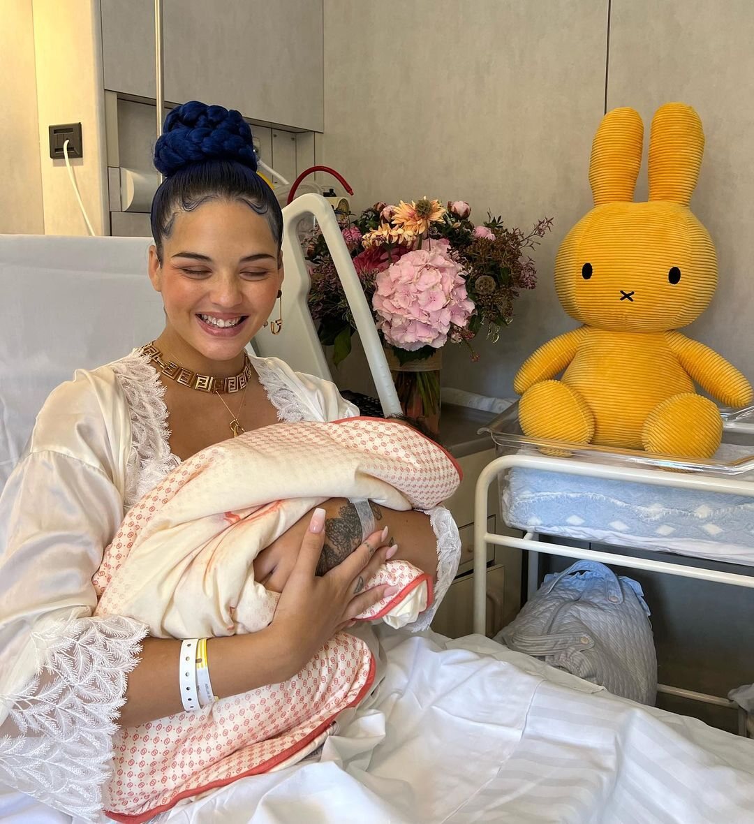 Sita Abellán con su hijo recién nacido en brazos | Foto: Instagram