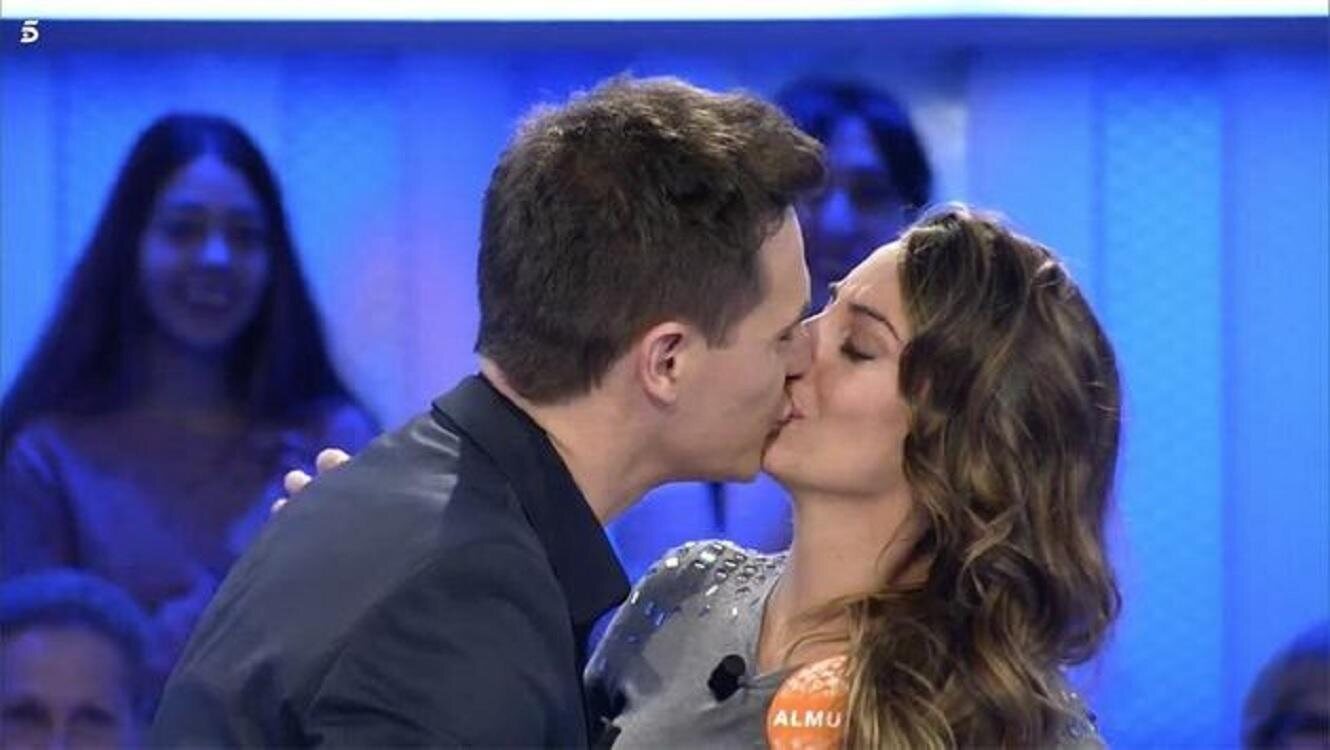 Christian Gálvez y Almudena Cid besándose en 'Pasapalabra'