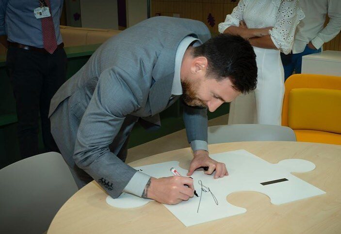 Leo Messi firmando unas piezas/ Foto: Instagram
