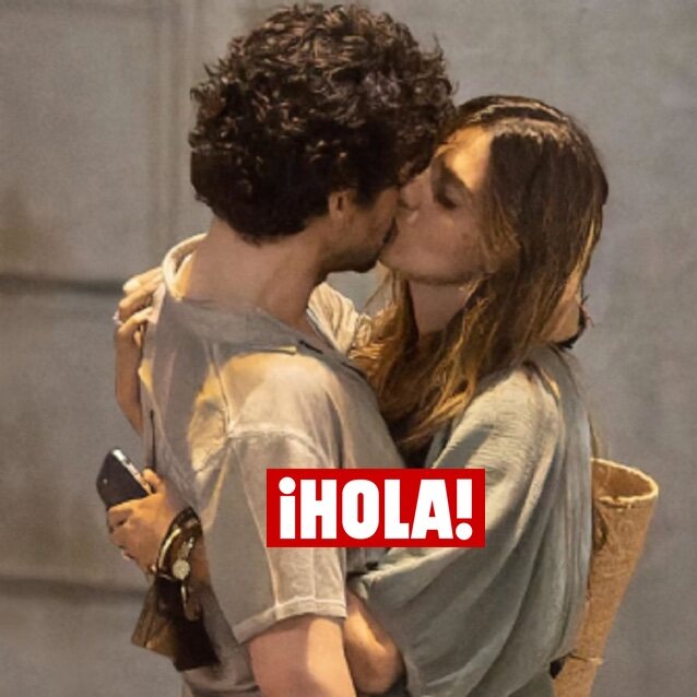 Sara Carbonero y Nacho Taboada, besándose en una foto de la revista ¡Hola!