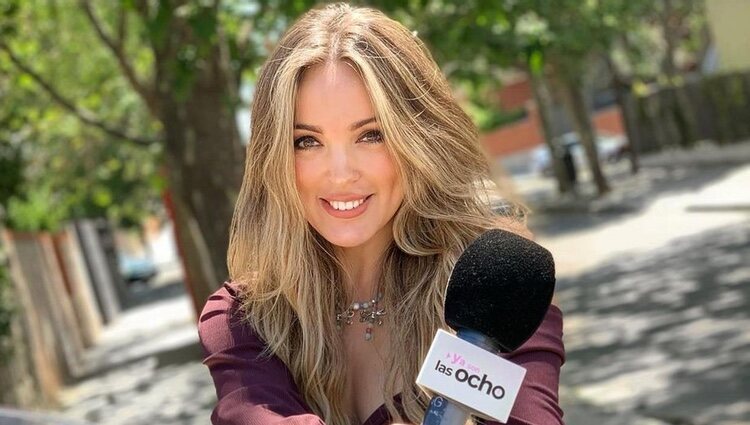 Marta Riesco posando con el micrófono de 'Ya son las ocho' / Foto: Instagram