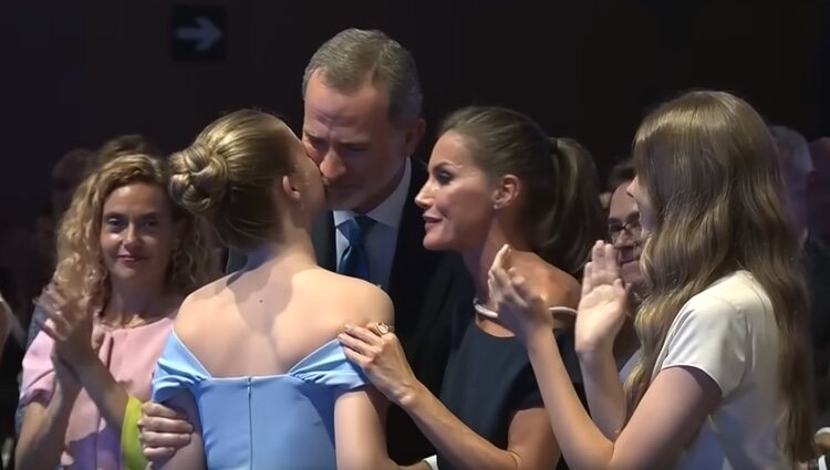 El Rey Felipe besa a la Princesa Leonor en presencia de Doña Letizia y la Infanta Sofía