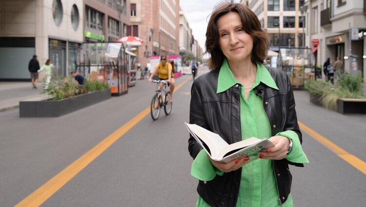 Paloma Sánchez-Garnica con su libro en Friedrichstraße