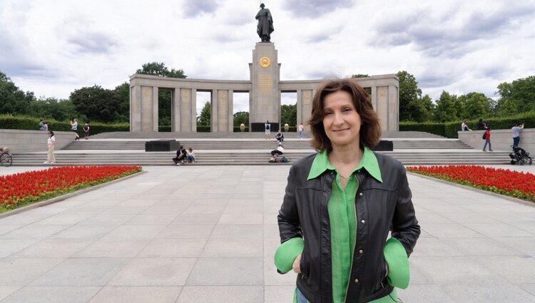 Paloma Sánchez-Garnica en el Monumento Soviético en Tiergaten, Berlín