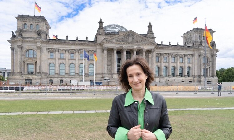 Paloma Sánchez-Garnica ante el Reichstag en Berlín