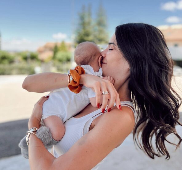 Carla Barber besando a su hijo/ Foto: Instagram