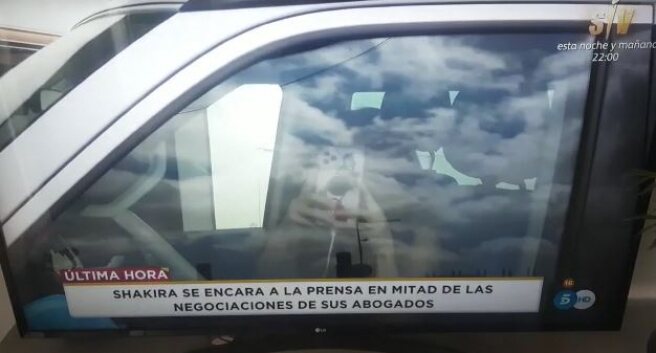 Shakira grabando desde el interior de su coche/ Foto: telecinco.es