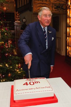 El Príncipe de Gales parte la tarta del 40 aniversario de Ayuda en Acción