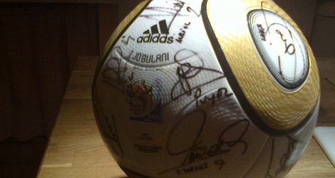 Balón del Mundial 2010 firmado por los jugadores de 'La Roja'