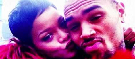 Rihanna abraza a Chris Brown