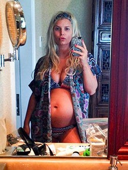 Jessica Simpson presume de embarazo frente al espejo