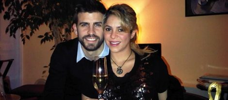 Gerard Piqué y Shakira brindan por 2013