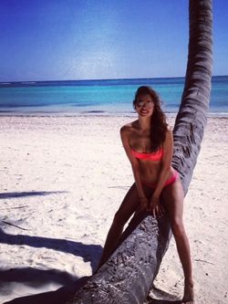 Irina Shayken bikini en la playa