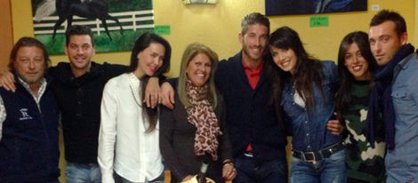 Pilar Rubio junto a Sergio Ramos y la familia del futbolista / Foto: Twitter