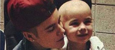 Justin Bieber con una niña //Foto:Twitter