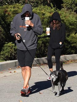 Ashton Kutcher y Mila Kunis paseando al perro