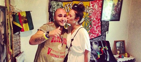 Jessica Bueno besando a Kiko Rivera en la Casa-museo de Bob Marley / Foto: Twitter