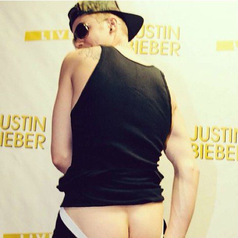 Justin Bieber enseñando el culo en una foto subida por él a Instagram